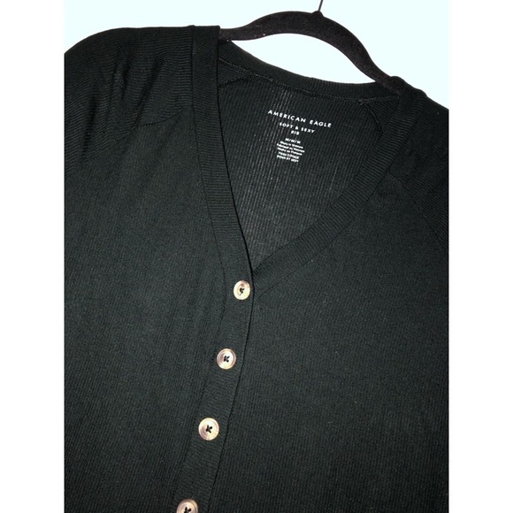 American Eagle Outfitters Tops - Vneck Buttondown